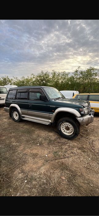 2 Mitsubishi Pajero