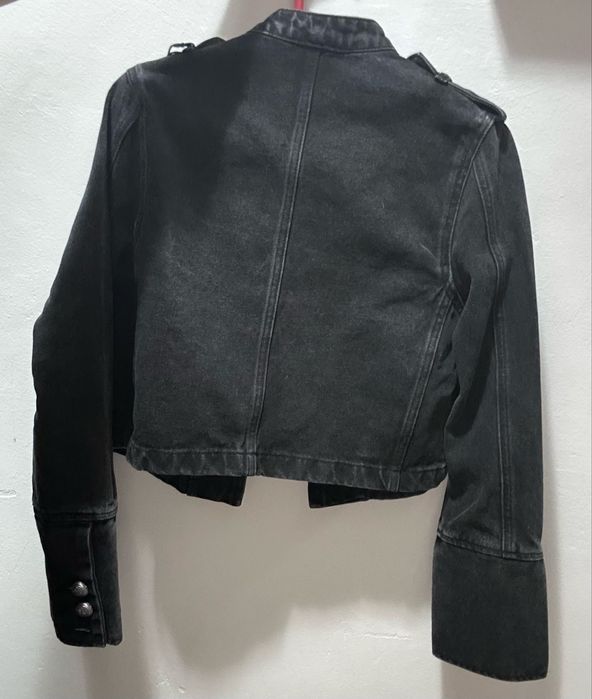 Темная джинсовая куртка