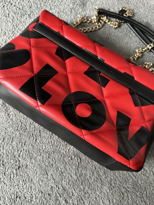 Чанта на марката Moschino.