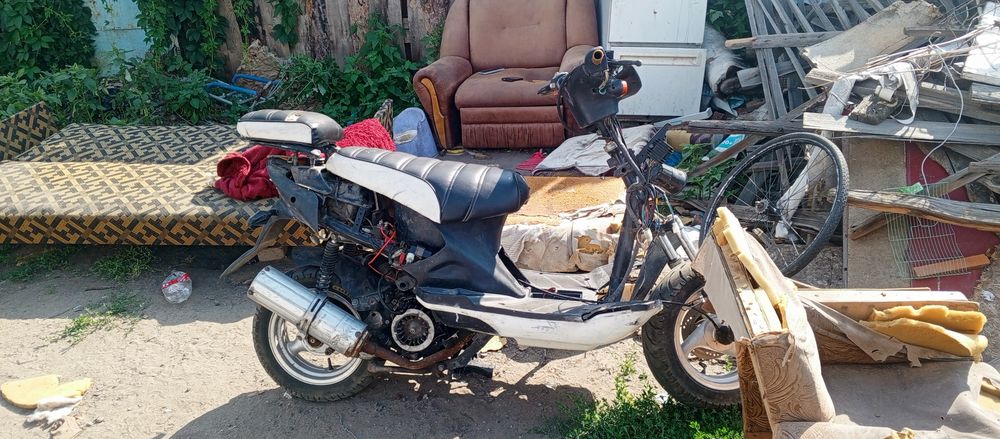Продам скутер на запчасти
