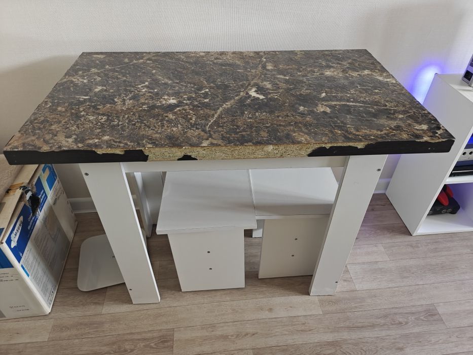 Стол и две табуретки