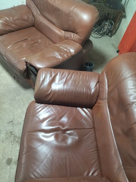 2. кожаных кресла