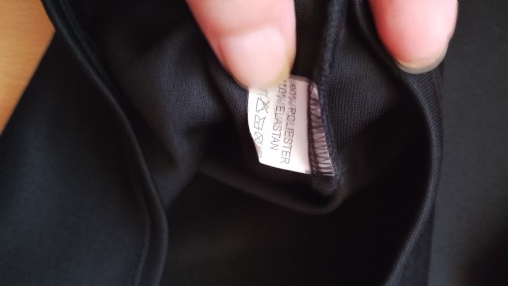 Fusta Ramona Bădescu,este până la genunchi, elastica