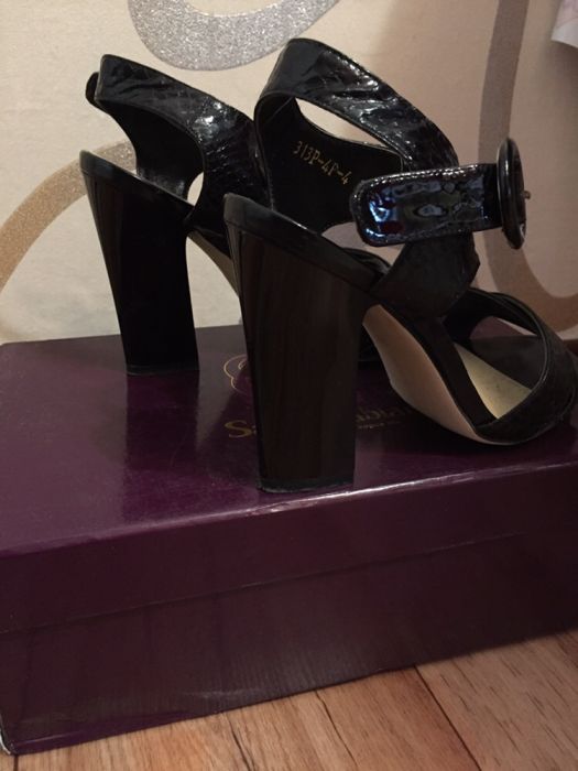 Продаю босоножки