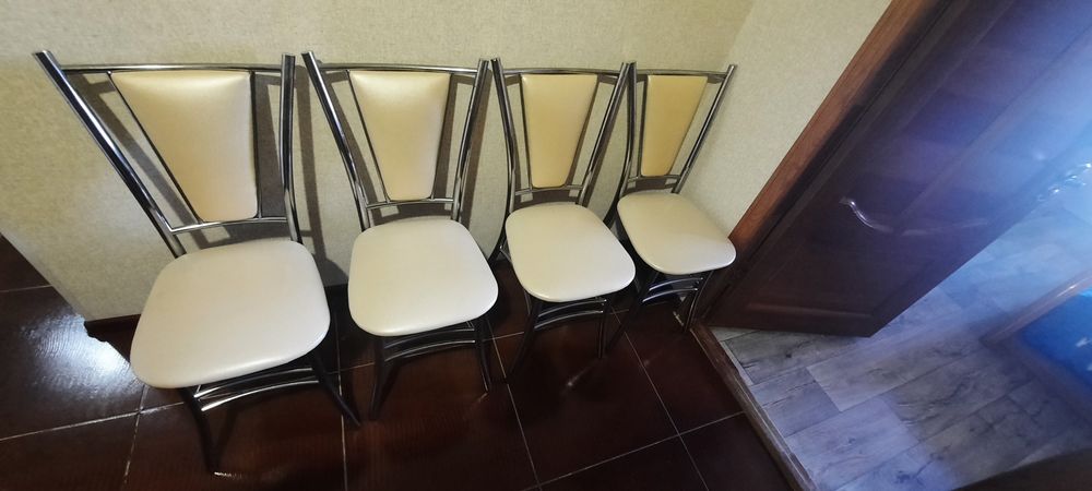 Продам стулья на кухню