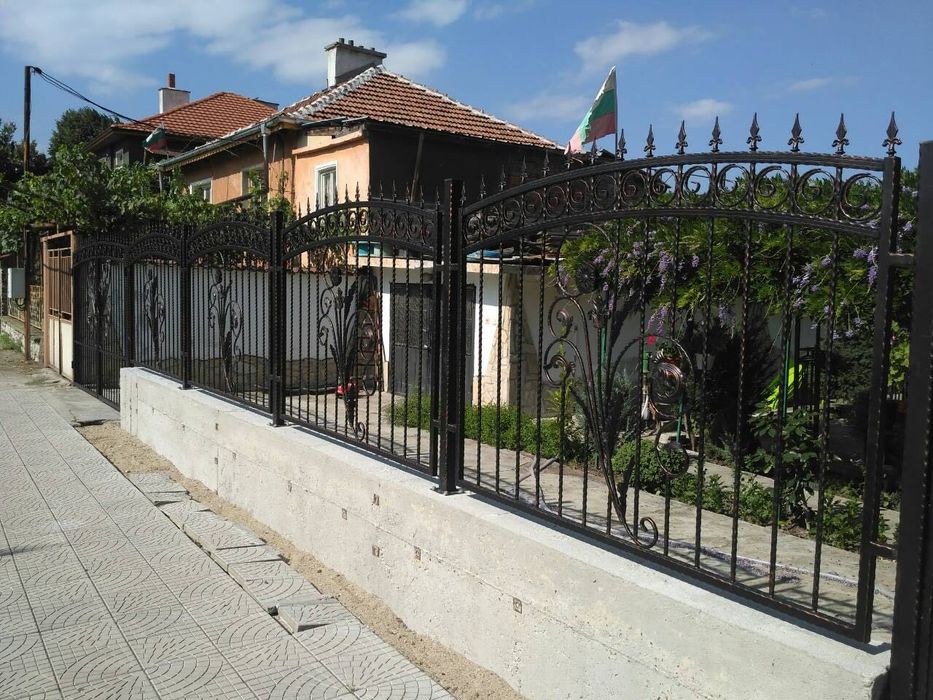 Парапети, врати и огради от ковано и гладко желязо