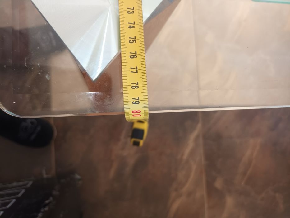 Стъклена холна маса в отлично състояние с размери 130 на 80 см.