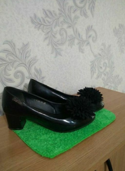 Туфли 42 размер качественое лакерованные .