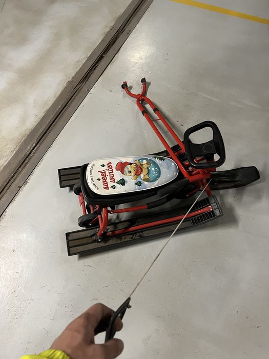 Санка с рулем и ручкой