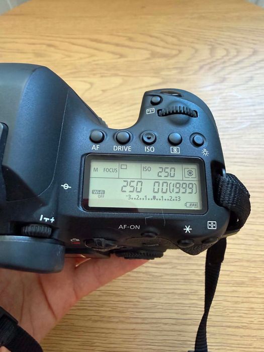 Canon EOS 6D Mark II ( Body )