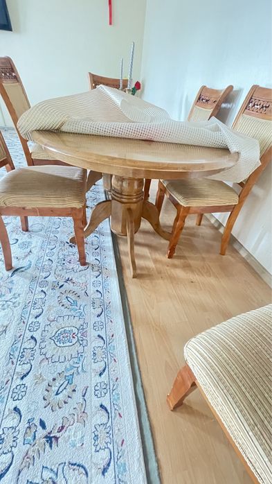 Продам стол и стулья гостиные