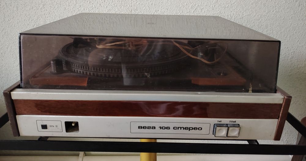 Проигрыватель виниловых пластинок Вега 106 Стерео.