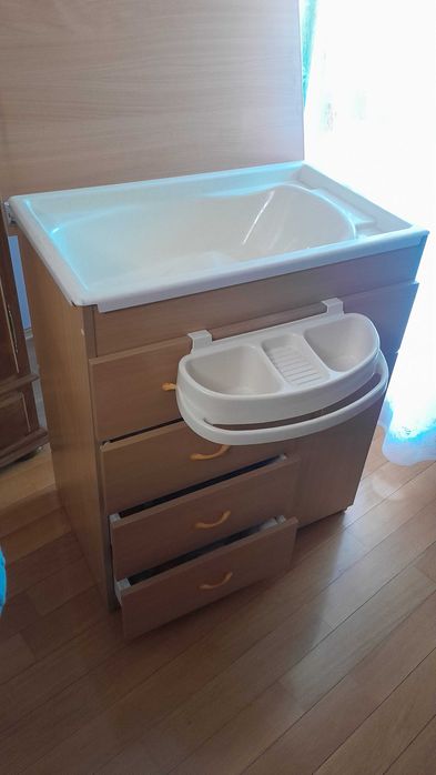 Vind mobilier CADITA pentru BEBE .