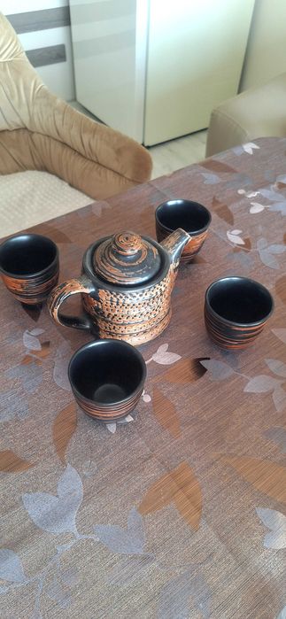 Продавам  комплект  керамичен чайник  с цедка и 4 чаши
