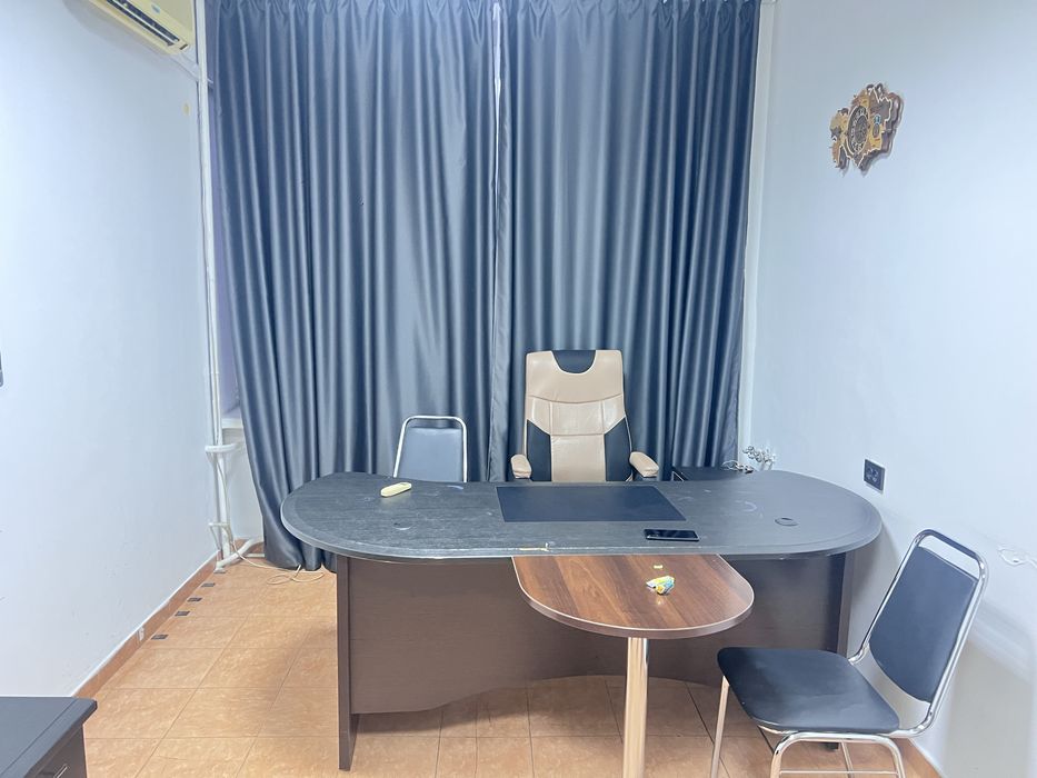 Мебель для офиса. Стол директора, тумба, шкаф, кресло