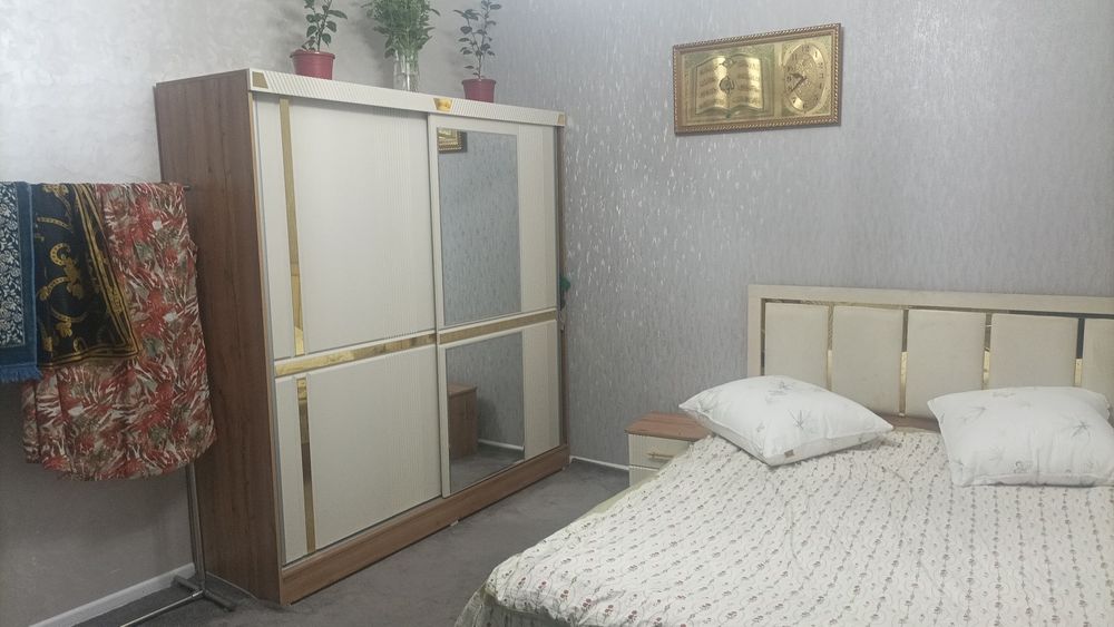 Спалня гарнитур сотилади
Комплект: шкаф (катта), кровать (2 киши),
