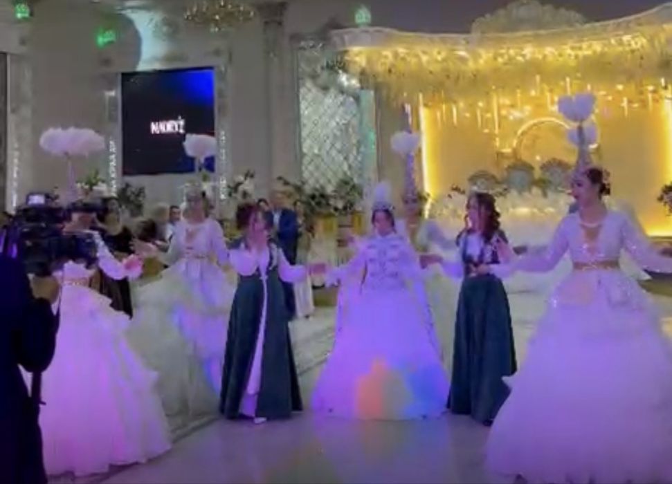 2 бірдей көйлек сатылады