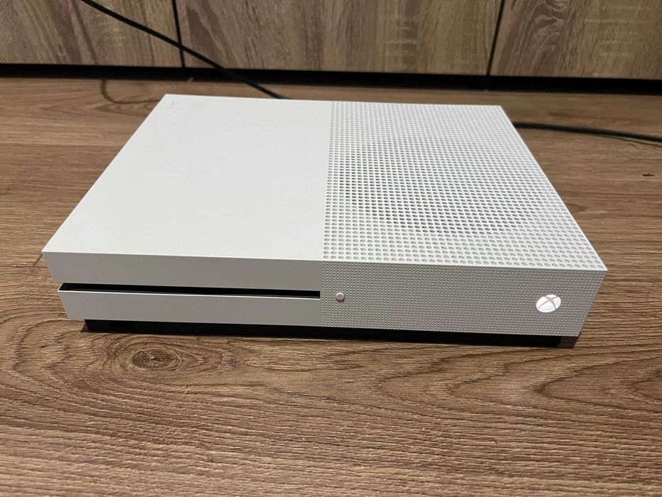 Consola XBOX ONE S Microsoft cu 2 manete originale,perfect functionala