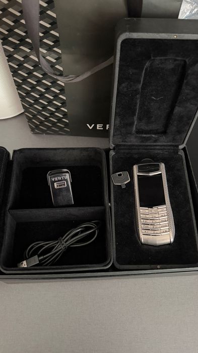 Vertu Ascent Ti Checked Titanium – Луксозен телефон за ценители