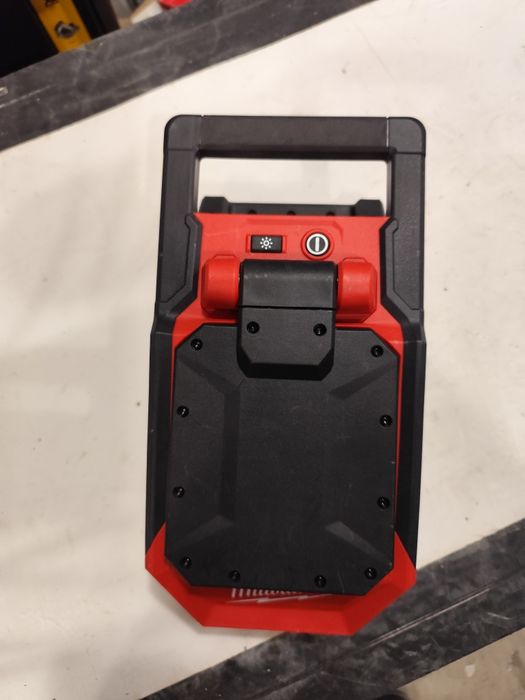 Топ модел акумулаторен лед прожектор Милуоки Milwaukee M18 PAL2