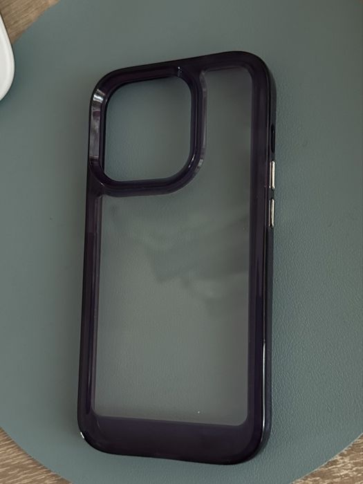 Прозрачен калъф за iPhone 14 Pro с лилави бордове