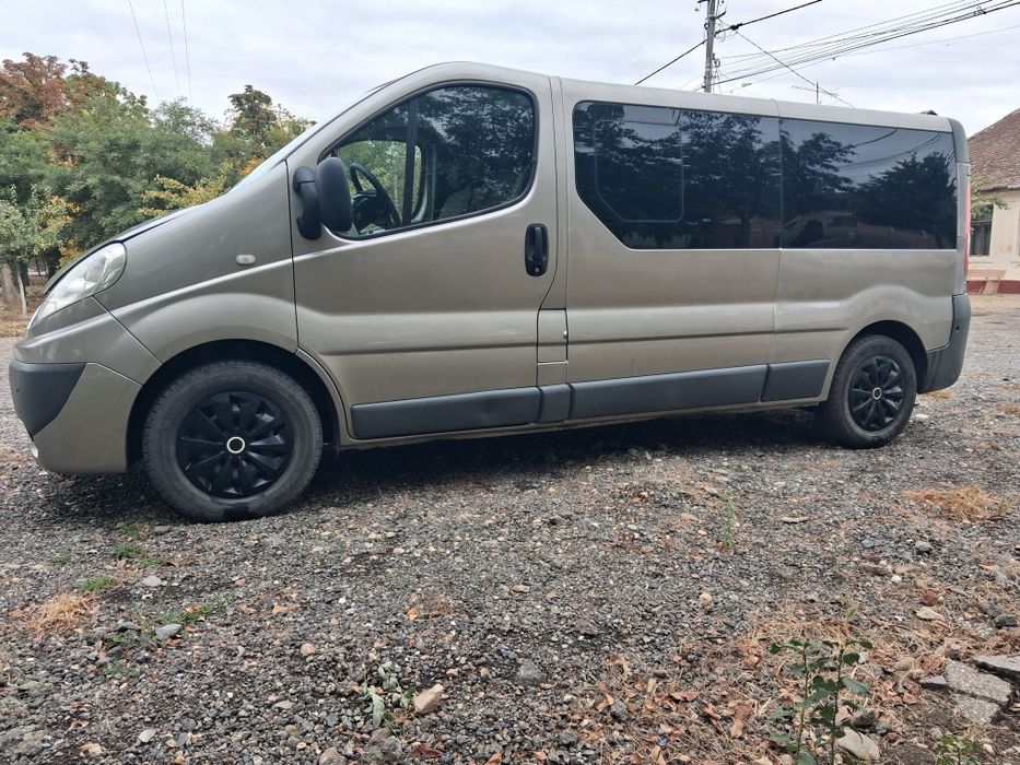 Vând Renault Trafic 2.0Diesel model lung 9locuri.