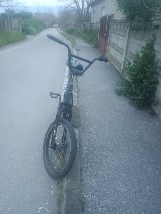 Vând bicicleta BMX