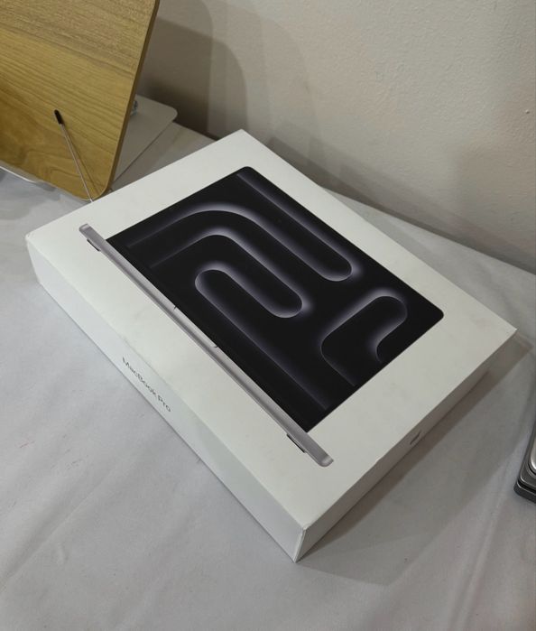 Macbook pro 14 ( M5 chip , 16GB memory 512 gb storage )