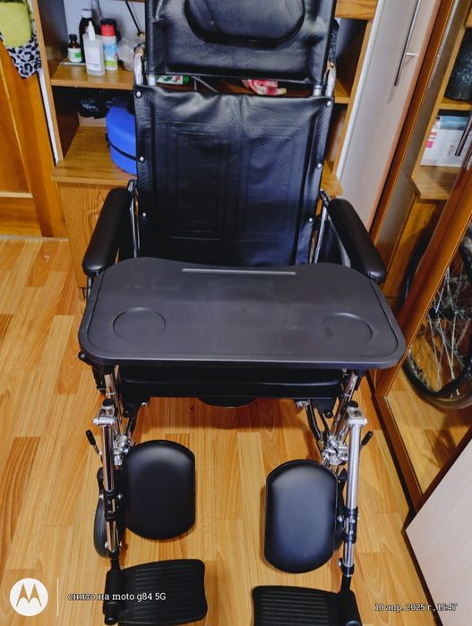 Инвалидное кресло-коляска для взрослых.