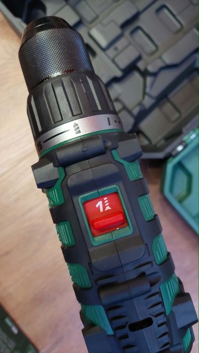 Maşină de înşurubat şi găurit, cuplu 45 nM,25+1 trepte,20 V, Nou!