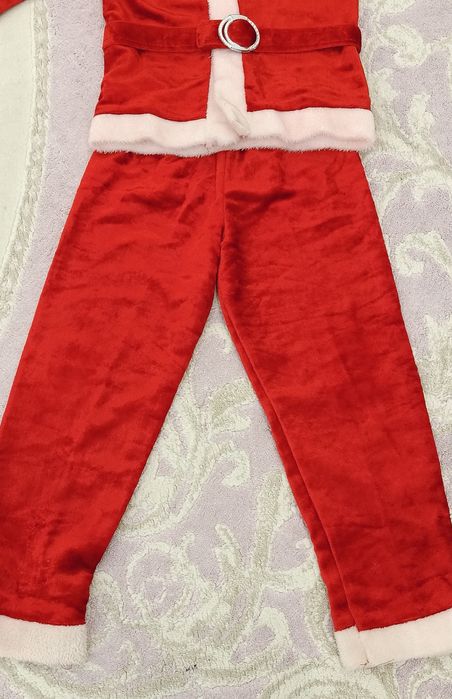 Жаңа жылдық киім сатылады.