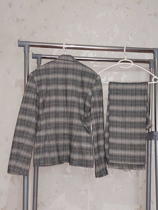 Дамски костюми, различни модели, различни номера