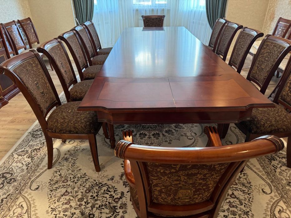 Стол и стулья