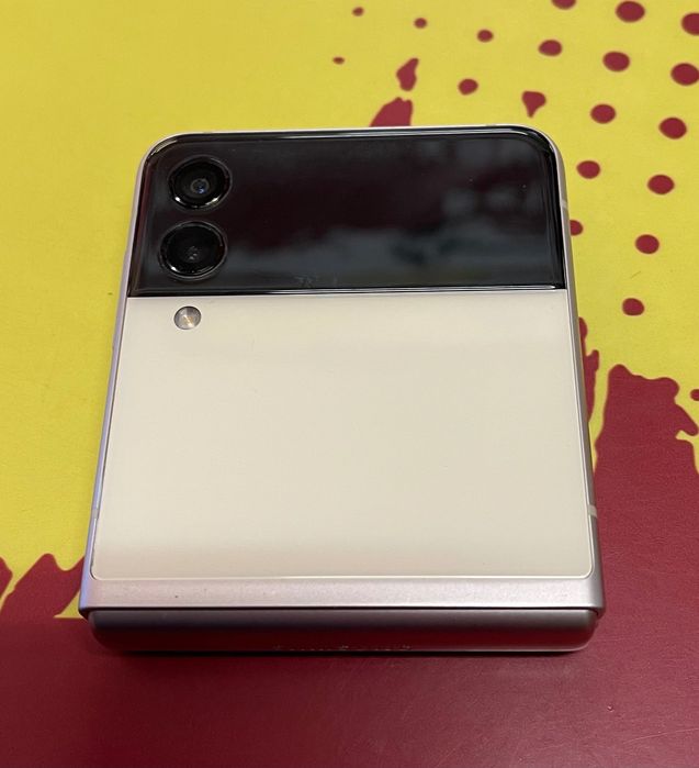 Samsung Z flip 3+подарък 4 чисто нови калъфа