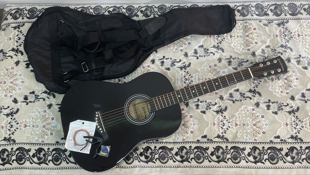 ПРОДАЮ акустическую гитару есть торг