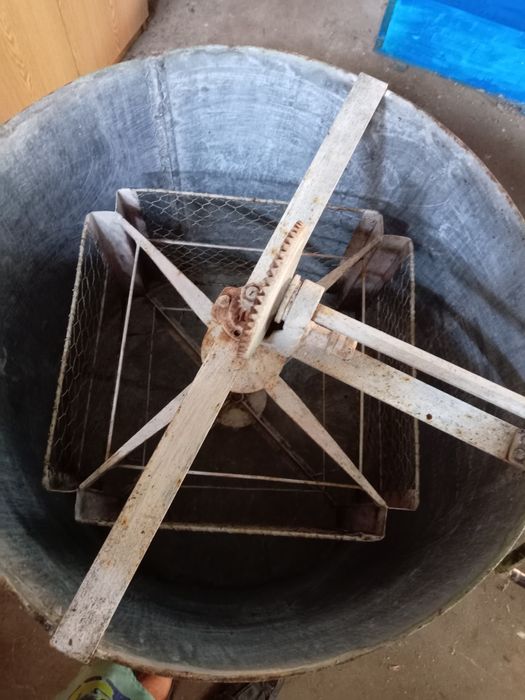 Centrifugă pentru 4 rame