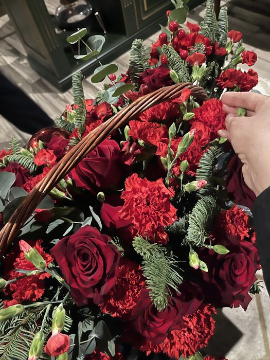 Цветы роза в карзине с нвг шариками свежые