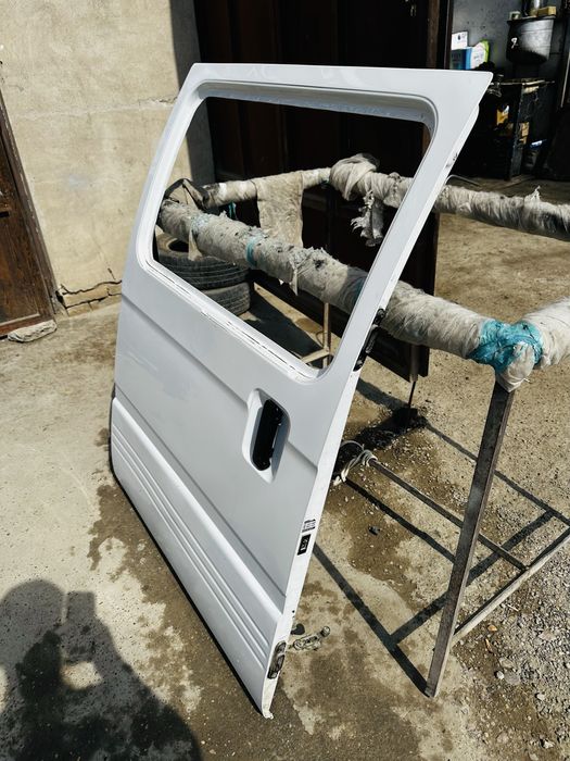 Damas eshik sotiladi