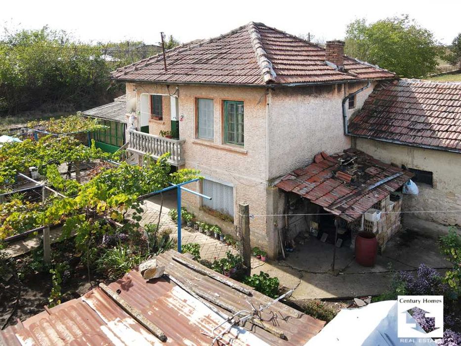 145285 Двуетажна къща с голям и равен двор в  село Куцина