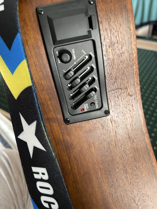 Gitara sotiladi (akustik)