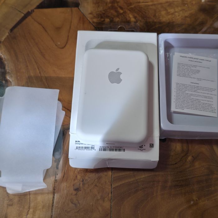 Apple watch series 11 gold 46mm + слушалки+ iPhone battery