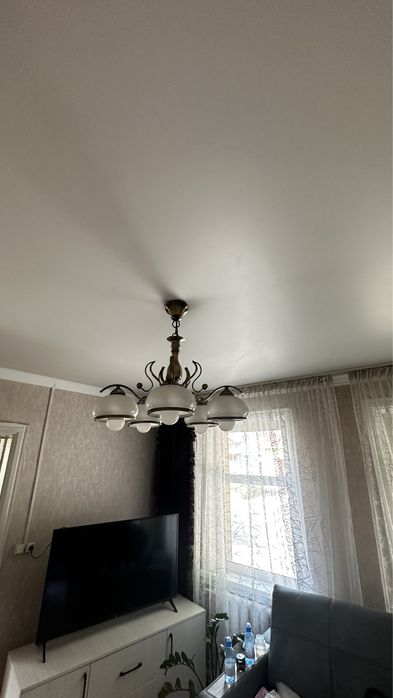 Продам люстру доя гостиной