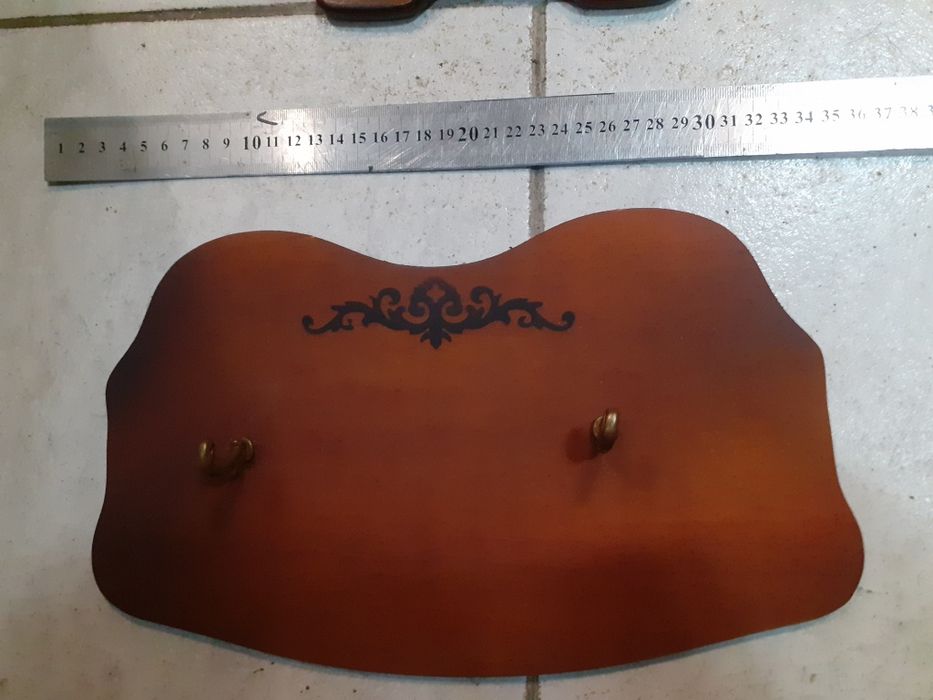 Дървена стойка за стена,за пистолет,нож,кама,кортик и др.