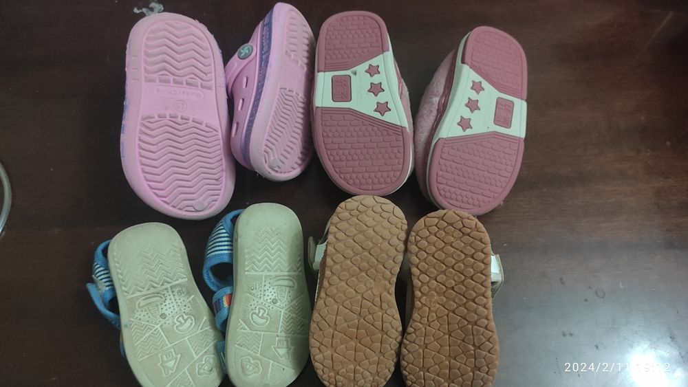 Детская обувь, сандалии, тапочки летние и тёплые.