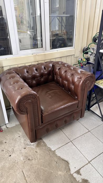Кожанный диван с креслом