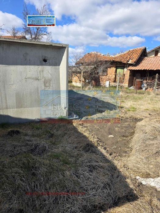 УПИ в с. Кошарево 420 м² със собствен водоизточник и 2 гаражни клетки