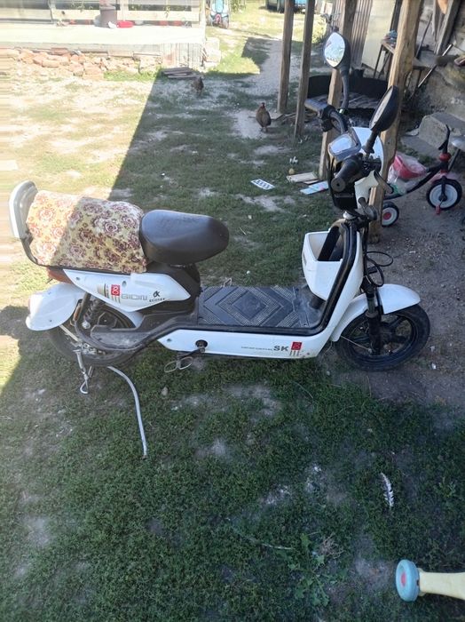 Scuter funcțional și unul electric