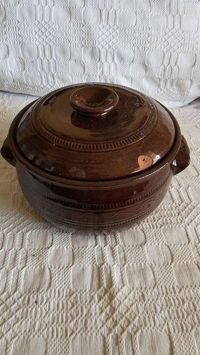 Керамичен сервиз, свещници ковано желязо и два гювеча