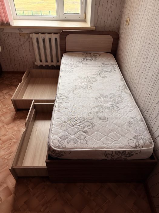 Продам полутороспальную кровать с матрасом