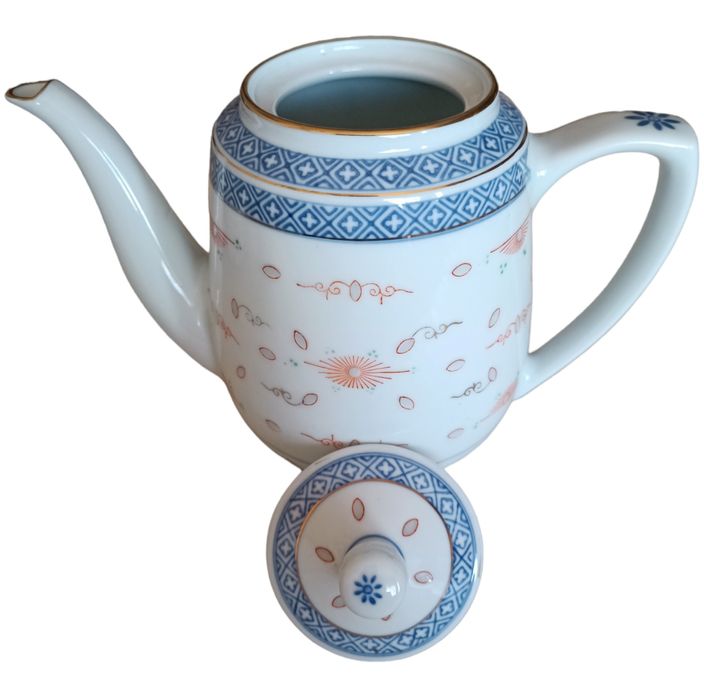 Стар сервиз от фин порцелан.